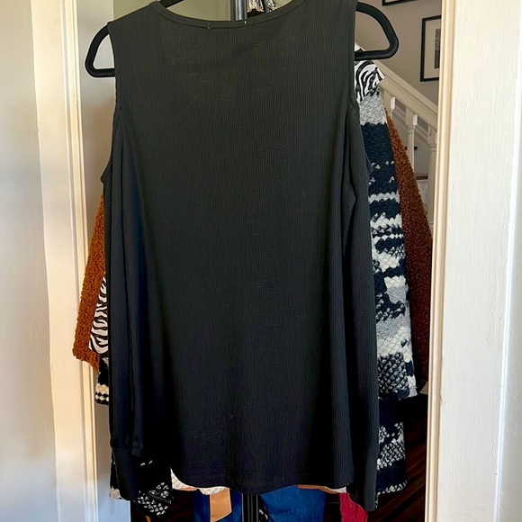 Sweet Romeo- Cold shoulder tee - Picture 3 of 4